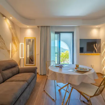 La Maison Doree Apartment