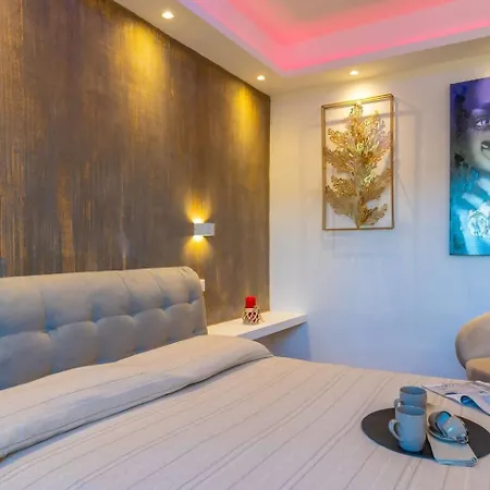 La Maison Doree Apartment *